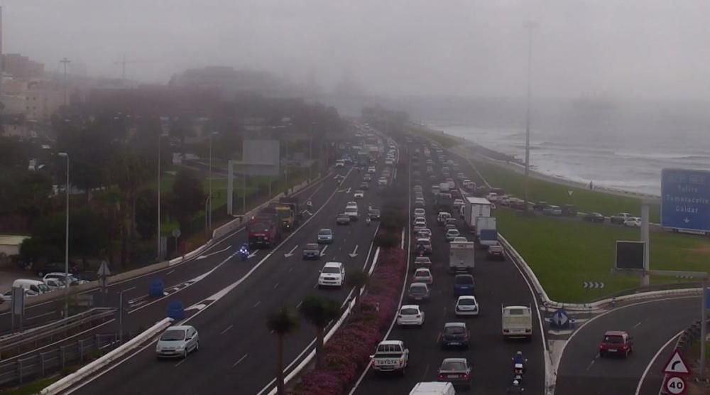 Un accidente obliga a cerrar la Avenida Marítima