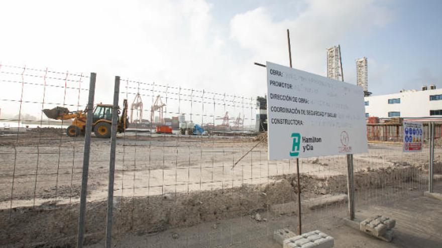 Una retroexcavadora trabaja en las obras de la nueva terminal, ayer.