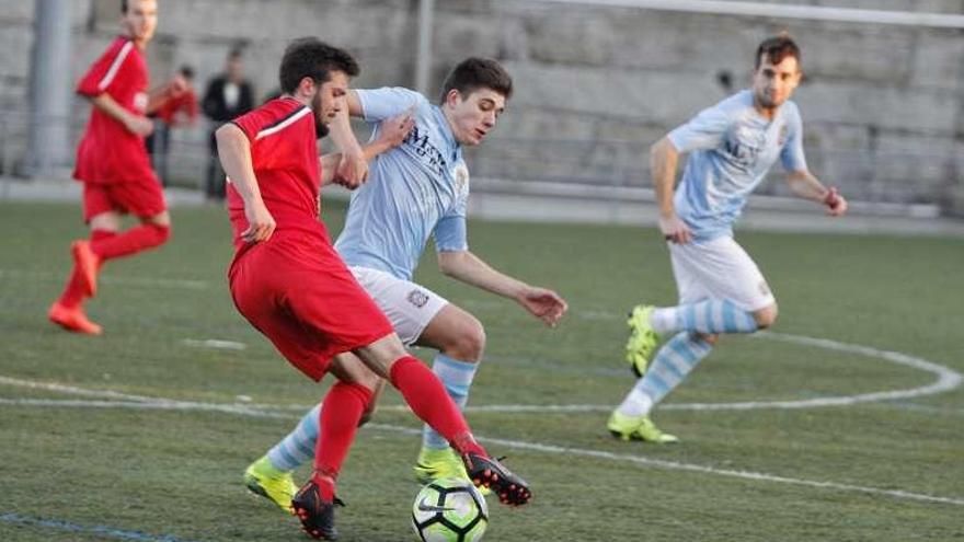 Una jugada de un partido anterior entre el Moaña y el Caselas. // S.Á.