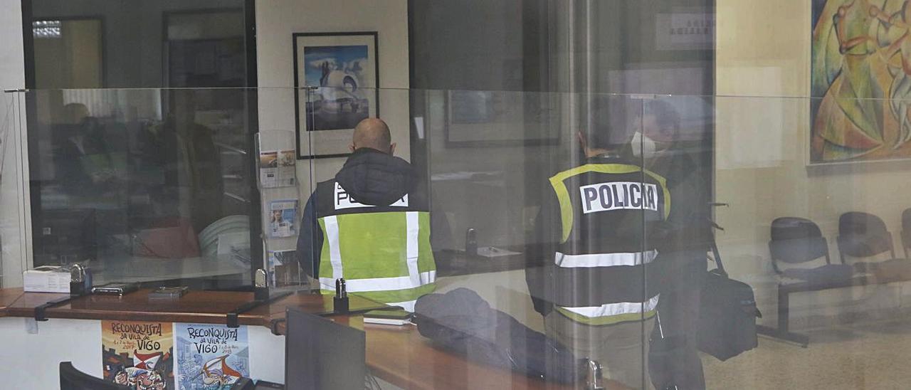 El registro practicado por la Policía en la sede del Colegio de Enfermería de Vigo el pasado jueves.