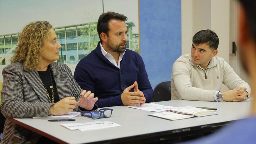 Beatriz Llaneza, secretaria general del PP, Álvaro Queipo y Alejandro Méndez, ayer durante la reunión. |