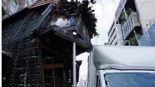 Apuntalan la casa de Papá Noel en Vigo por riesgo de derrumbe tras chocar un furgón