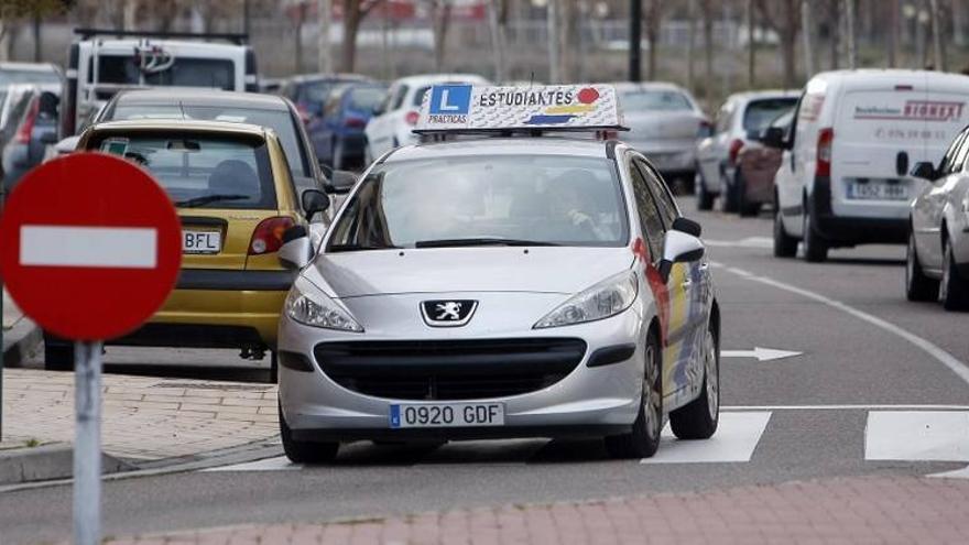 Los recortes obligan a aplazar hasta 600 exámenes de conducir