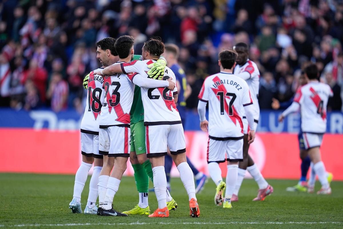 Los jugadores del Rayo Vallecano celebran uno de los goles contra el Atlético de Madrid.