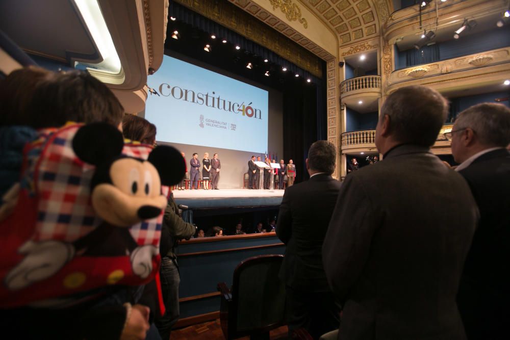 La Generalitat en pleno celebra en Alicante las cuatro décadas de la Carta Magna con un acto institucional en el Teatro Principal que llega en medio de los ataques al modelo territorial y de la alerta ultra.