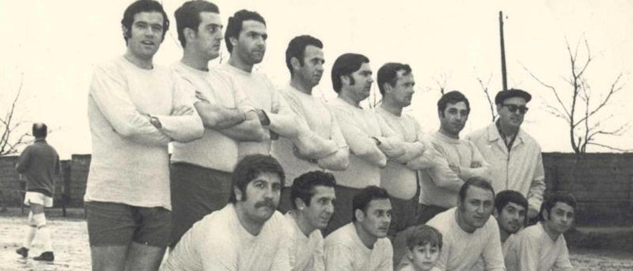 La primera plantilla del equipo de veteranos del Club Deportivo Bueu. |  // ARCHIVO