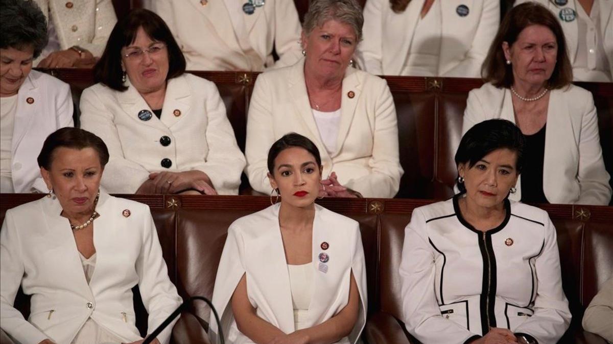 Alexandra Ocasio-Cortez (abajo, en el centro) escucha la intervención de Donald Trump en el discurso de la Unión, en el Capitolio, totalmente ataviada de blanco, como sus compañeras congresistas.