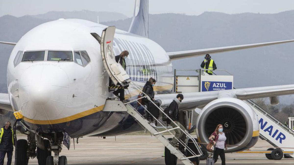 Un avió de Rynair a l’aeroport de Girona