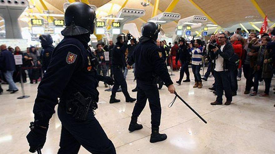 Cinco detenidos en el aeropuerto de Barajas tras los enfrentamientos