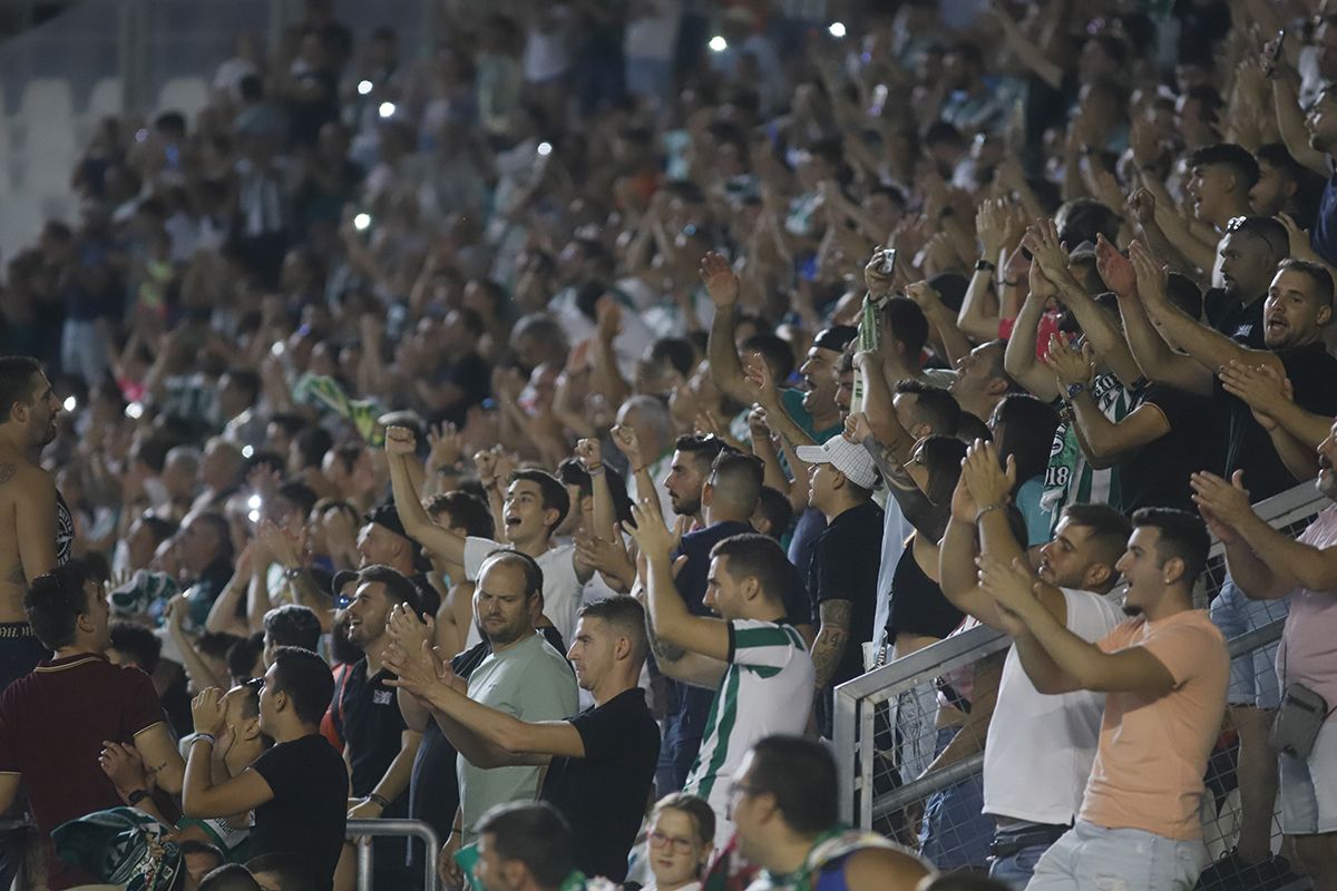 Las imágenes de la afición del Córdoba CF - Fuenlabrada