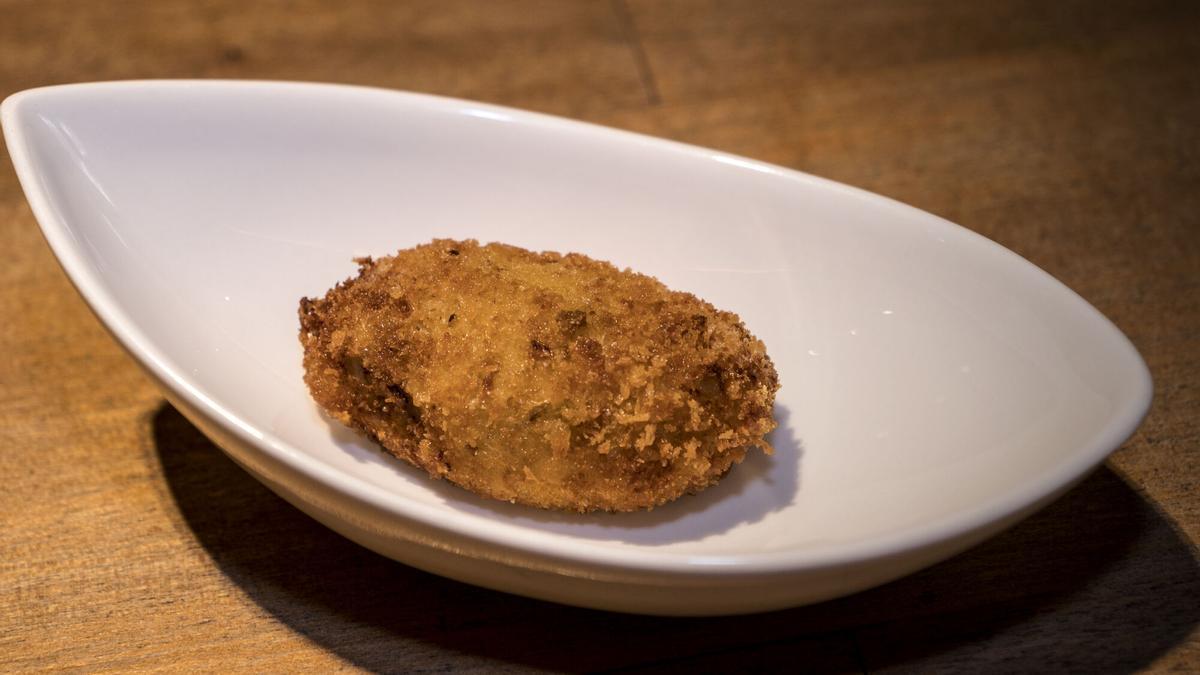 La croqueta de pollo al curri del restaurante Coure.