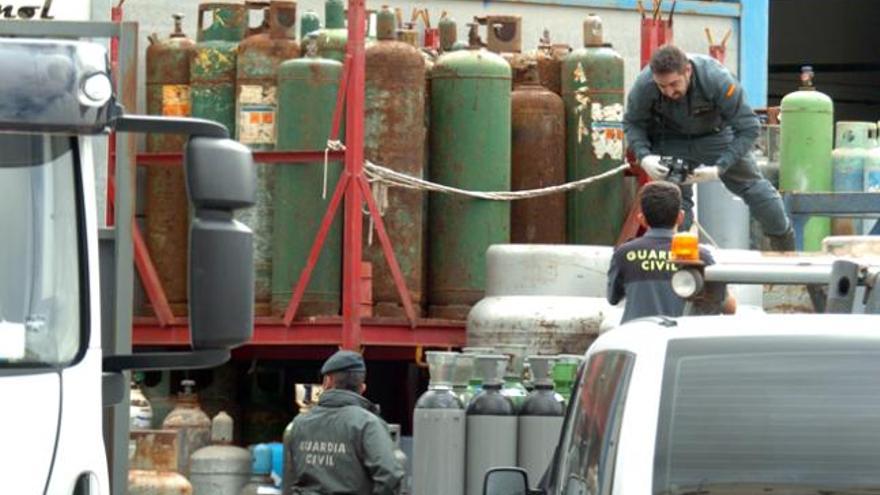 Varios agentes de Guardia Civil custodian las bombonas de gas requisadas el pasado 28 de noviembre en el puerto de La Luz y de Las Palmas. | juan carlos castro