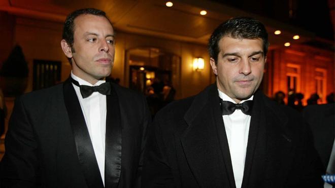 Miradas que anticipan un divorcio. La imagen, del 4 de marzo de 2004, corresponde a la primera etapa de Joan Laporta como presidente del Barça y de Sandro Rosell como vicepresidente deportivo