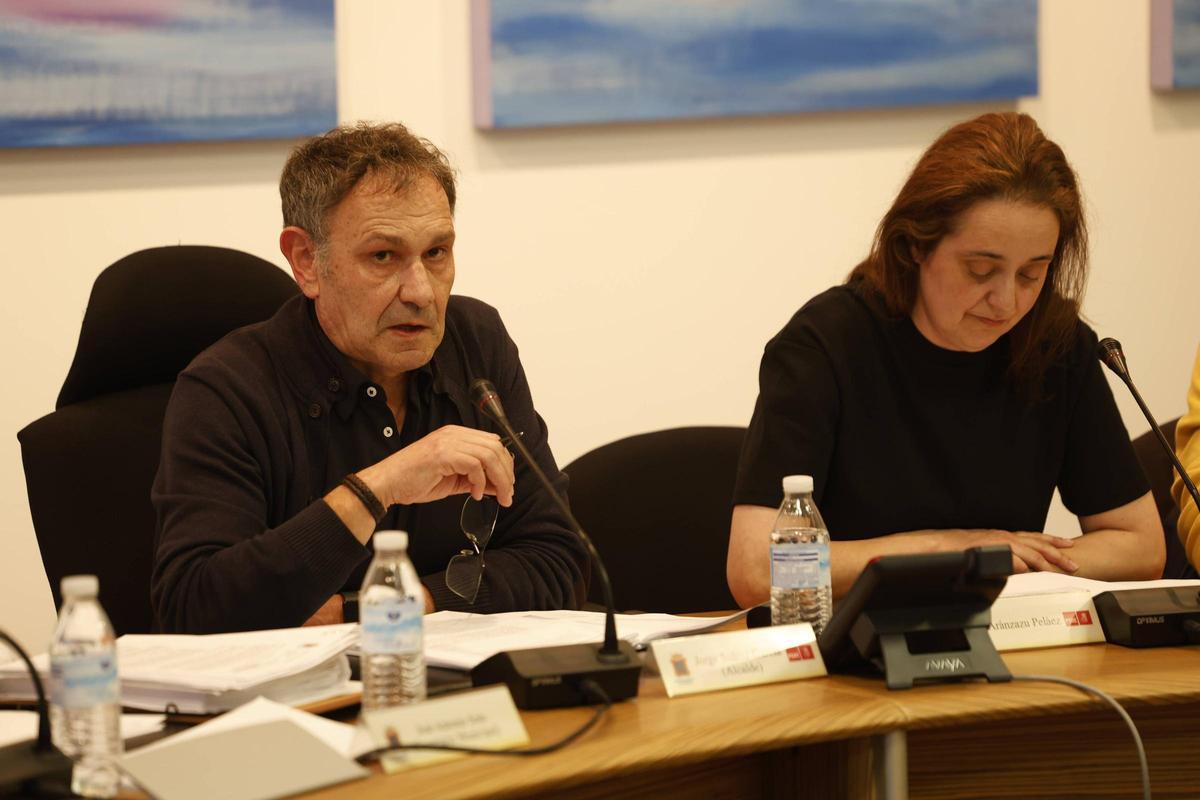 En imágenes: El primer Pleno de Gozón que escenifica la división en el PP