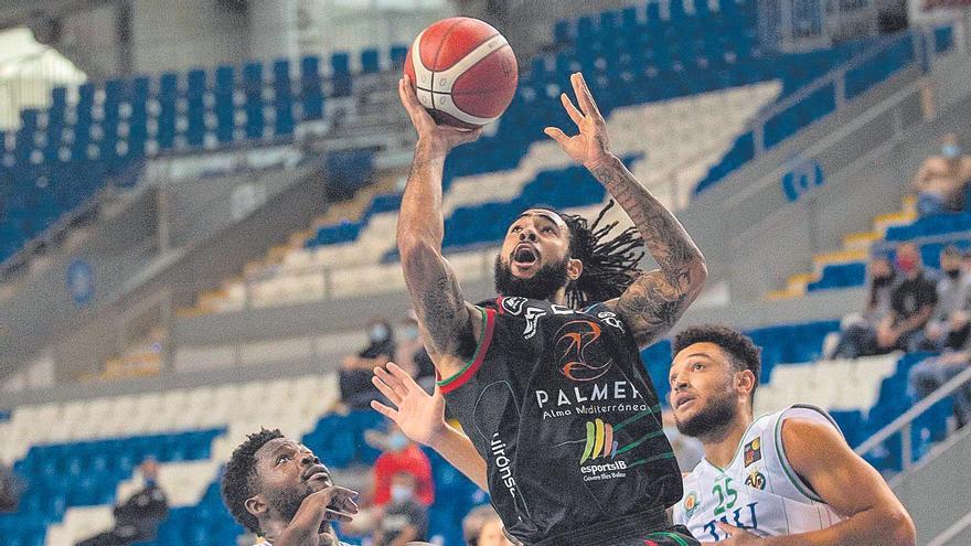 Ronnie Harrell penetra a canasta en el partido ante TAU Castelló en el Palau de Son Moix.