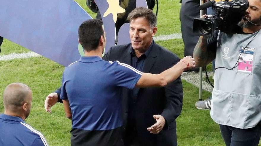 Eduardo Berizzo y Lionel Scaloni se dan un abrazo antes del partido. // Efe