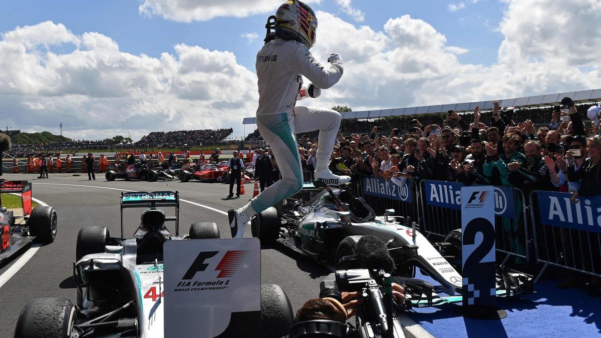 Lewis Hamilton salta desde su monoplaza tras lograr la victoria en Silverstone