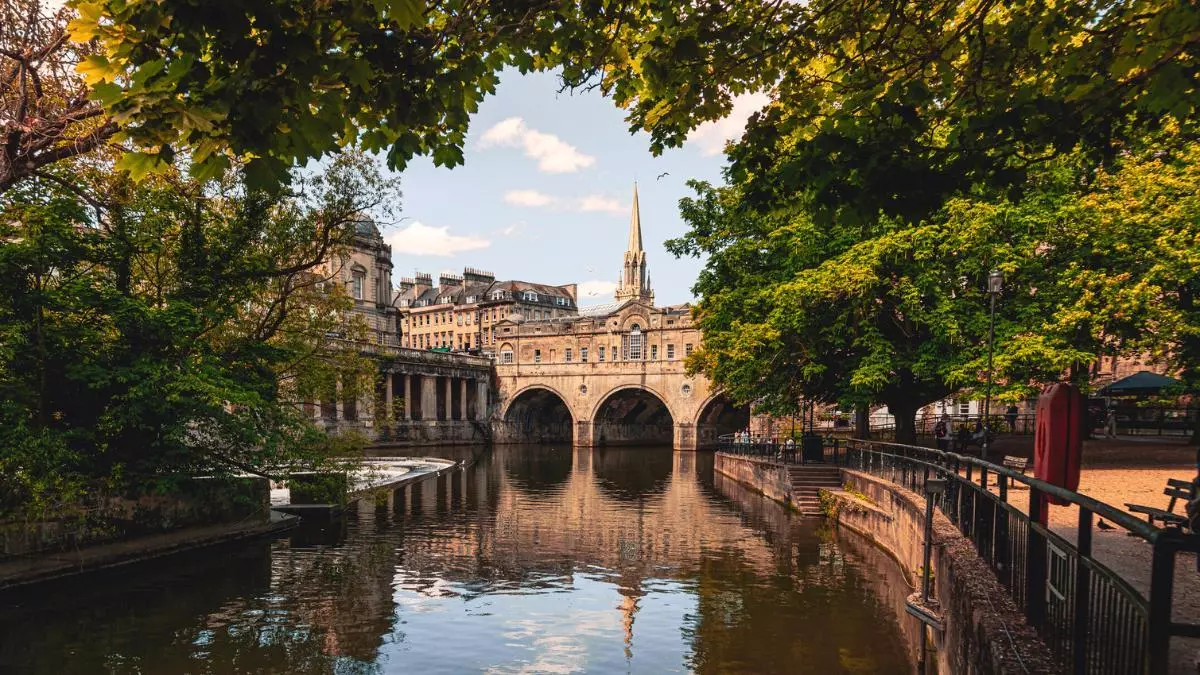 El puente más bonito del mundo está en una ciudad Patrimonio de la Humanidad: es uno de los pocos habitados del mundo y es del siglo XVIII