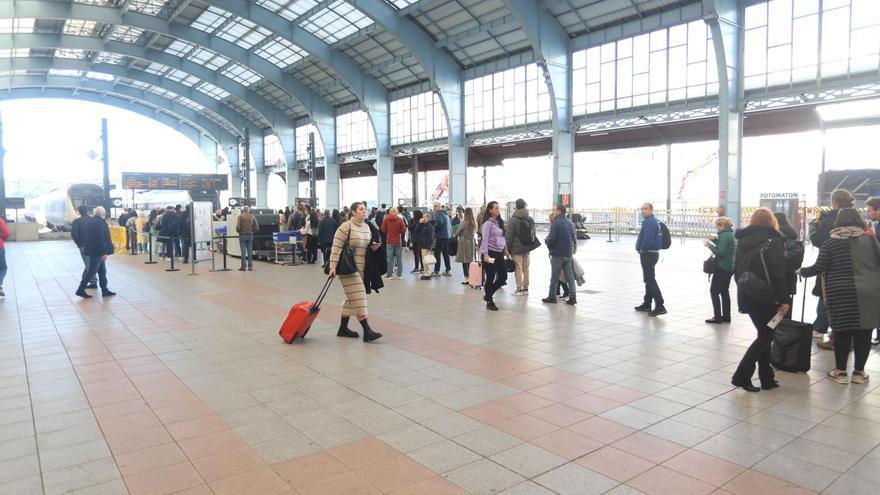 La avería en un tren A Coruña-Vigo obliga a numerosos pasajeros a viajar de pie en otro