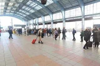 La avería en un tren A Coruña-Vigo obliga a numerosos pasajeros a viajar de pie en otro