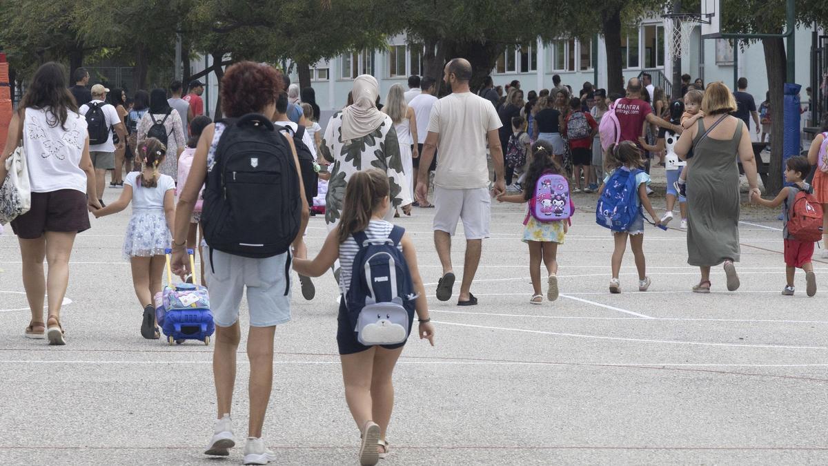Familias, acompañando a sus hijos al colegio, al inicio del curso