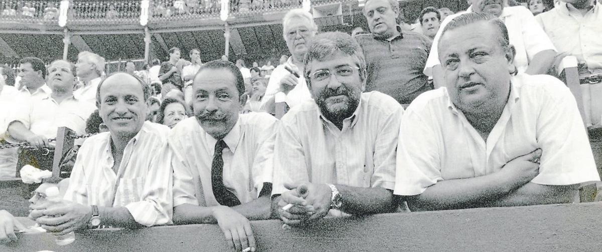 Barnés siempre fue un apasionado de los toros. Aquí le vemos con Alberto Castillo, Clemente García Reveldería y ‘El Litri’.