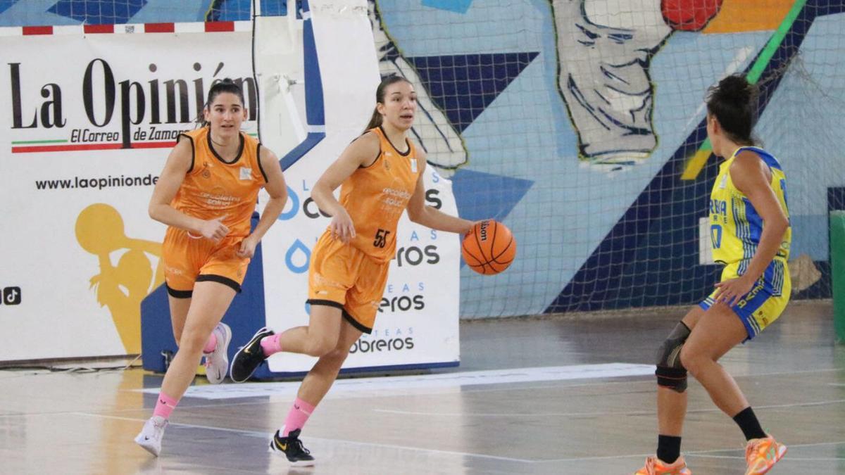 Eva Carregosa, jugadora del Recoletas Zamora, dirige un ataque ante Adareva Tenerife. | VÍCTOR GARRIDO