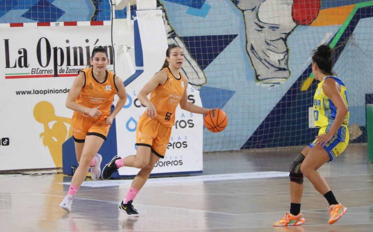 Eva Carregosa dirige un ataque del Recoletas Zamora ante Adareva Tenerife. | VÍCTOR GARRIDO