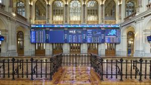 Archivo - Varios paneles del Ibex 35 en el Palacio de la Bolsa, a 1 de septiembre de 2023, en Madrid (España).