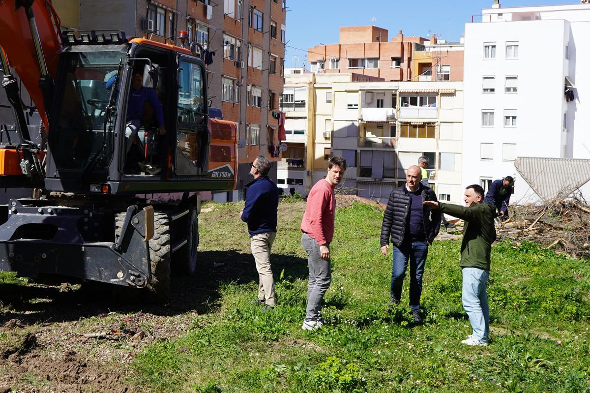 Trabajos de adecuación del solar donde se habilitarán las nuevas plazas.