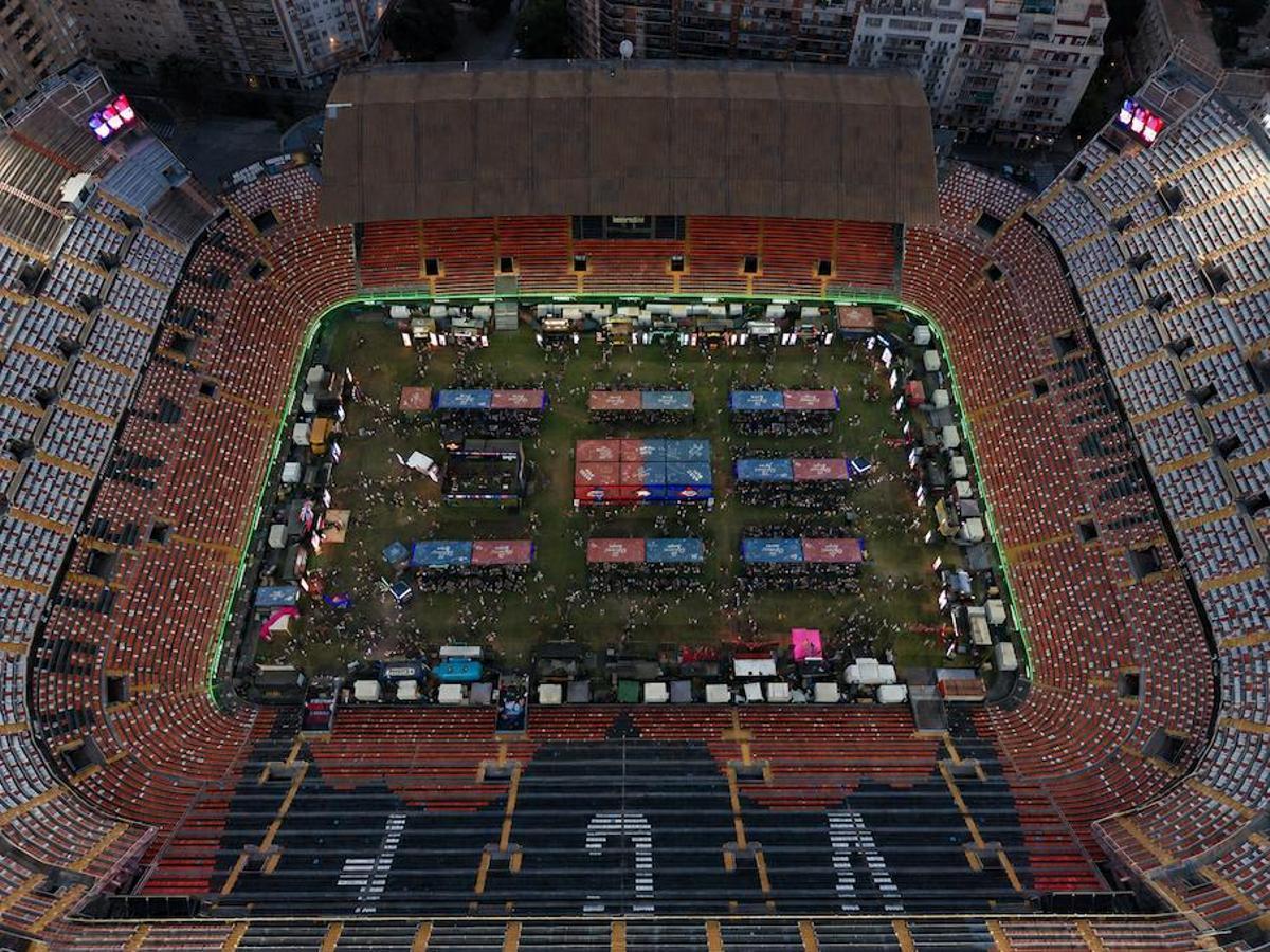 Vista general del estadio de Mestalla y The Champions Burger.