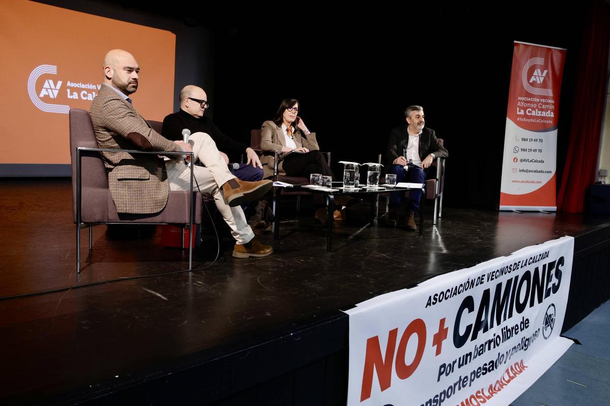 La charla en La Calzada sobre los accesos al Puerto, en imágenes