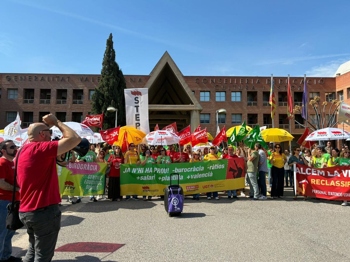 Concentración convocada por STEPV, CSIF, CCOO y UGT con motivo de la reunión de Mesa Sectorial. Conselleria de Educación en una imagen de archivo