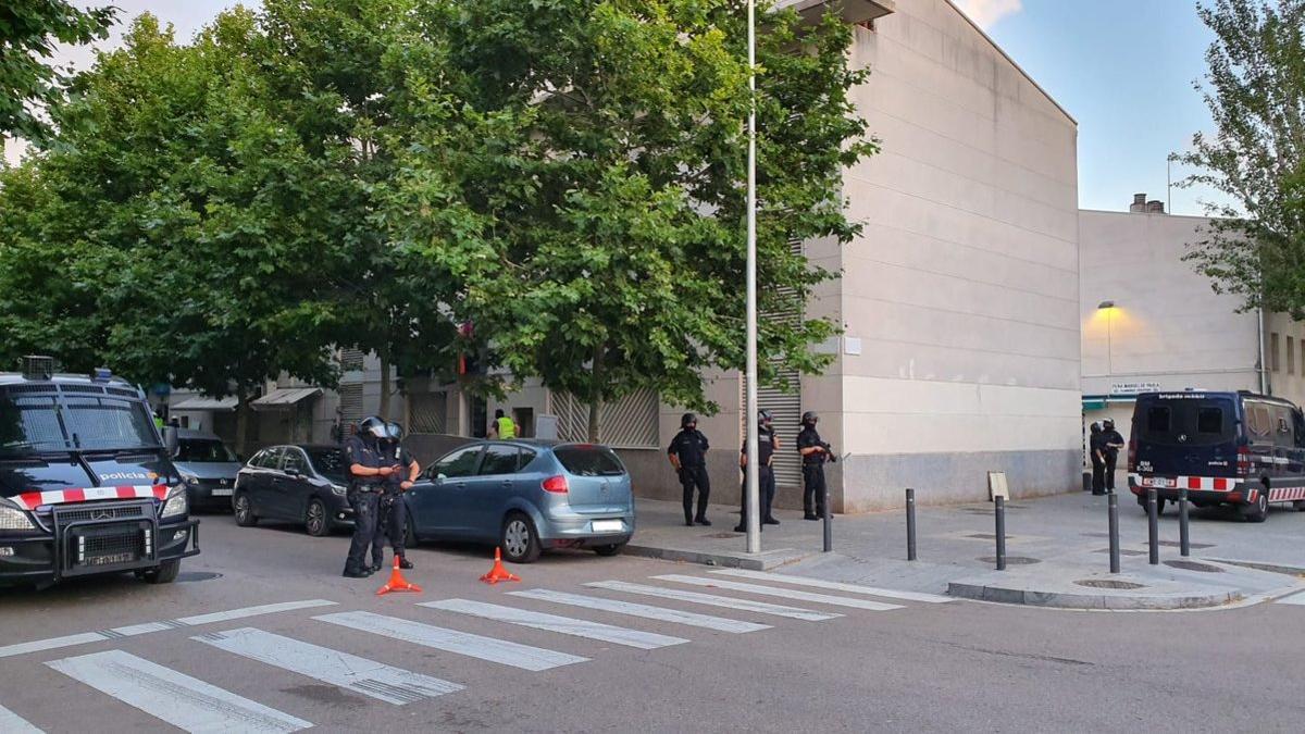 Despliegue de Mossos en una operación contra el narcotráfico en El Prat, este miércoles.