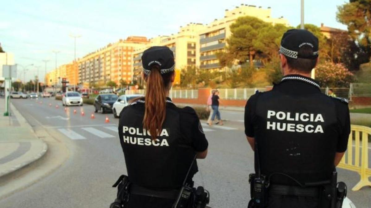 Dos agentes de la Policía Local de Huesca en una imagen de archivo.