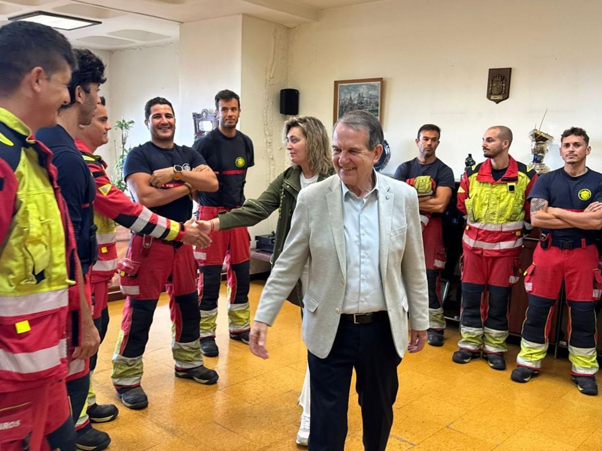 Caballero y la concejala de Seguridad, Patricia Rodríguez, con efectivos del servicio de bomberos.