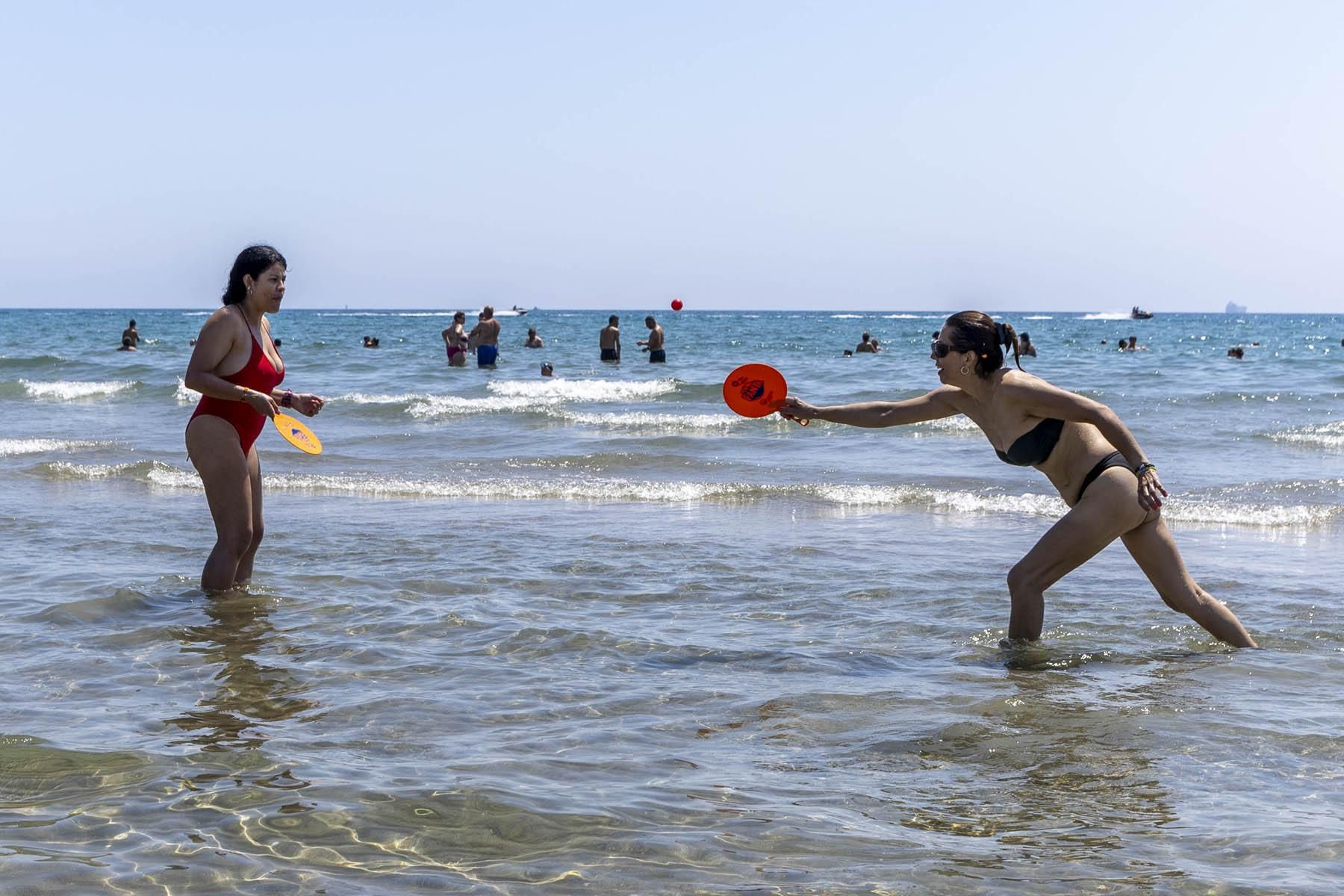 Los bañistas se refrescan en la ola de calor en Castellón