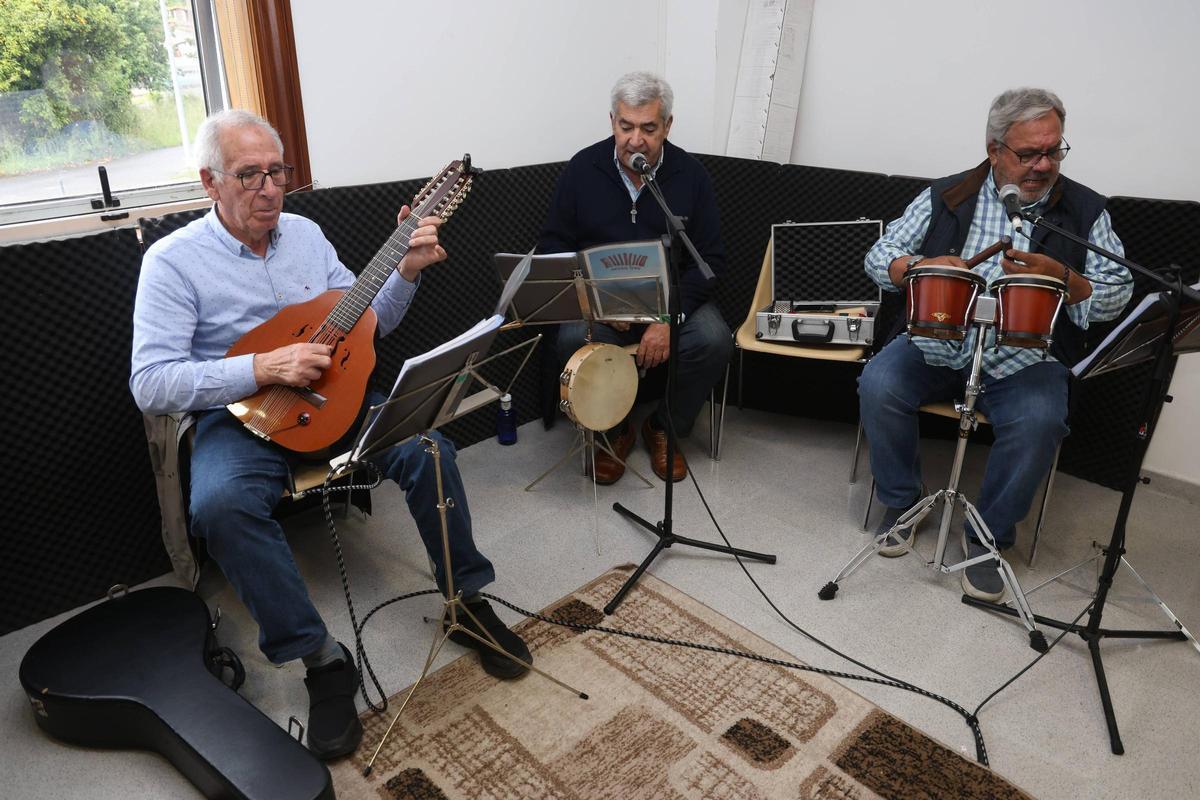 Tres de los integrantes del grupo, en el ensayo en la casa da cultura de Castroagudín.