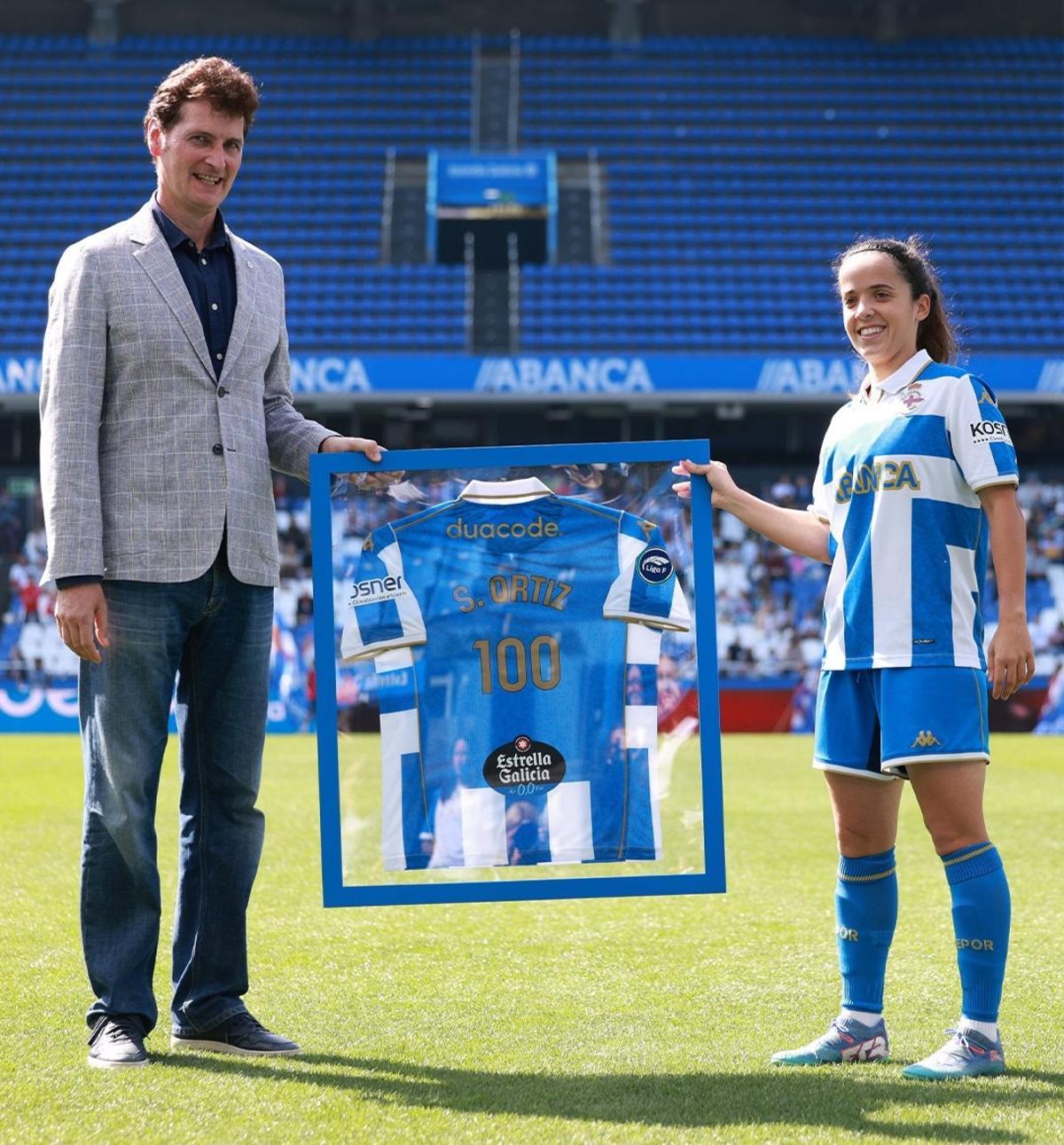 Samara recibe la camiseta de homenaje en su centenario como deportivista.