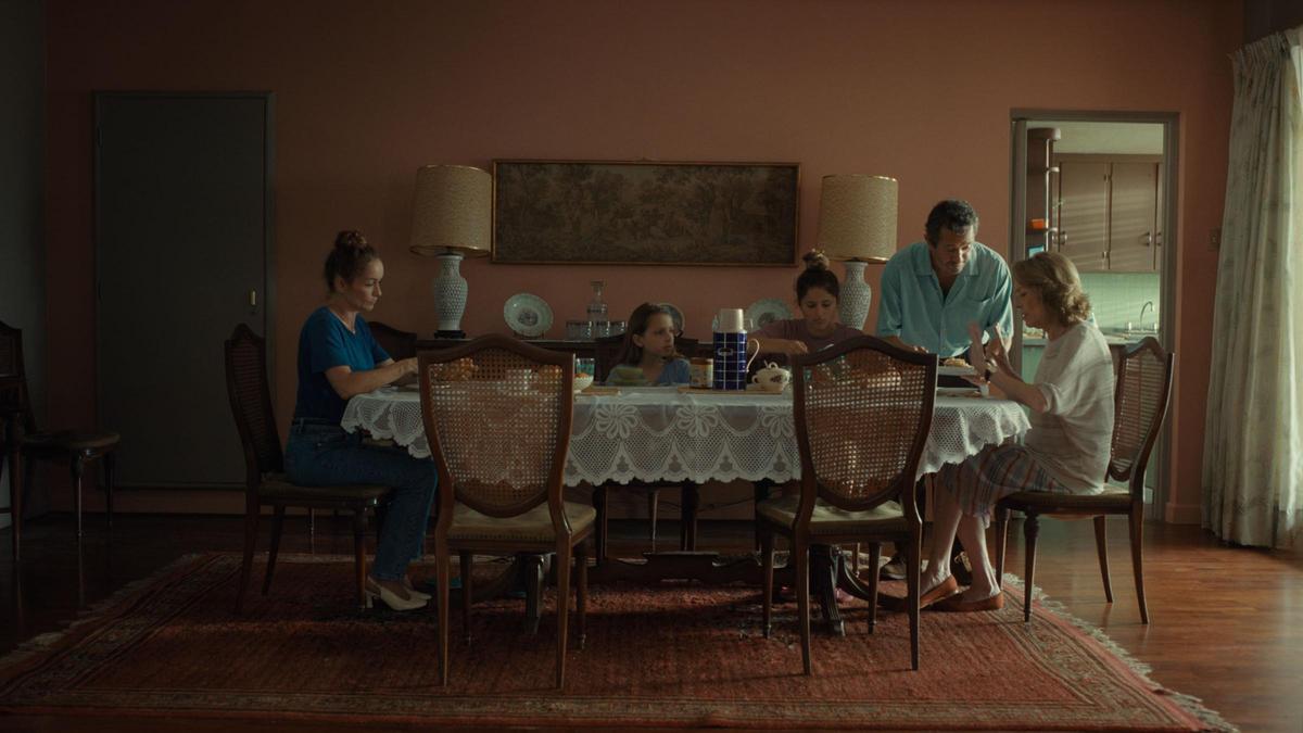 Susi Sánchez, a la derecha, en una escena de la película.