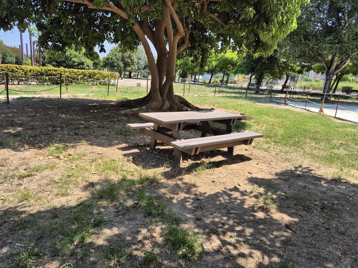 Una de la smesas de picnic ubicadas junto al Passeig Fluvial.