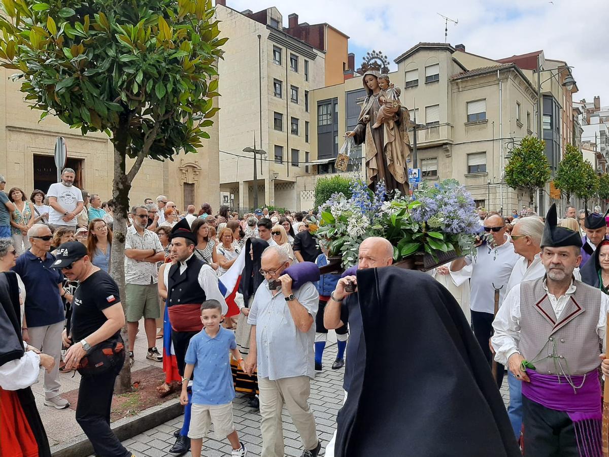 La misa y procesión del Carmín de la Pola, en imágenes