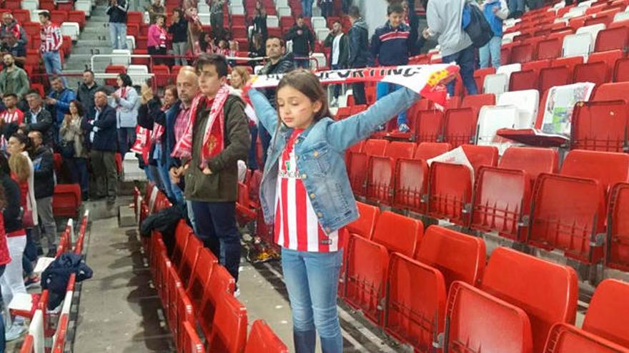 La niña de Mieres en El Molinón que emociona al sportinguismo por su fidelidad