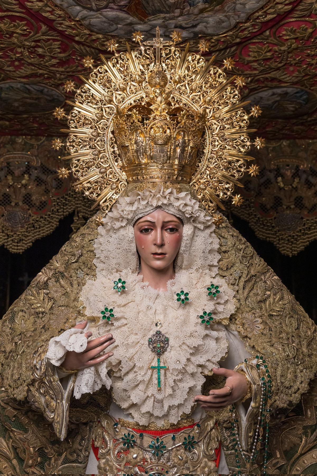 Las imágenes de la Santísima Virgen de la Esperanza Macarena y Nuestro Padre Jesús de la Sentencia, de la hermandad de La Macarena, ya en sus pasos