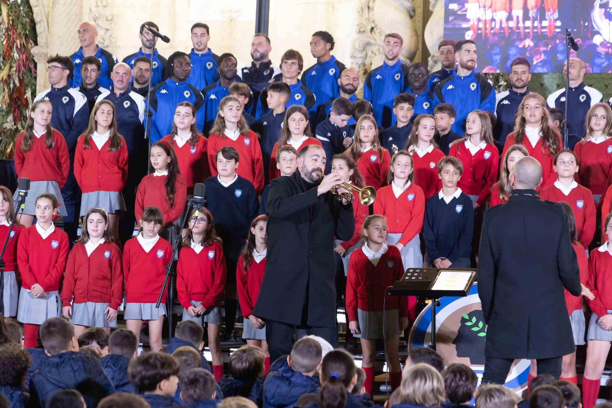 El Hércules interpreta el tradicional villancico junto al coro de los Jesuitas en la plaza del Ayuntamiento de Alicante.
