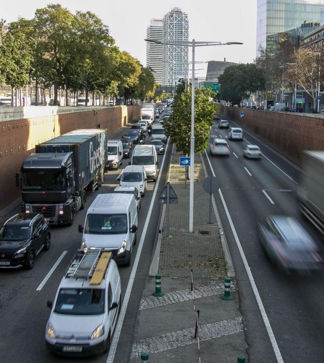 Muere un hombre de 77 años atropellado por un coche en la ronda Litoral de Barcelona
