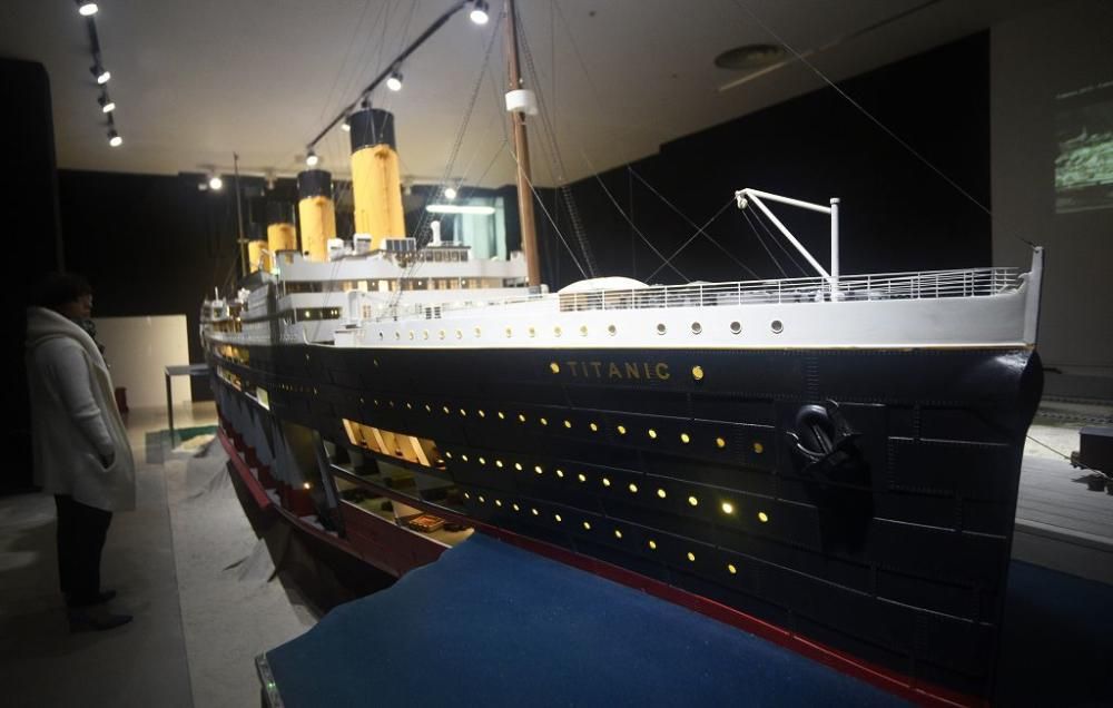 Montaje de la exposición sobre el Titanic en Murcia