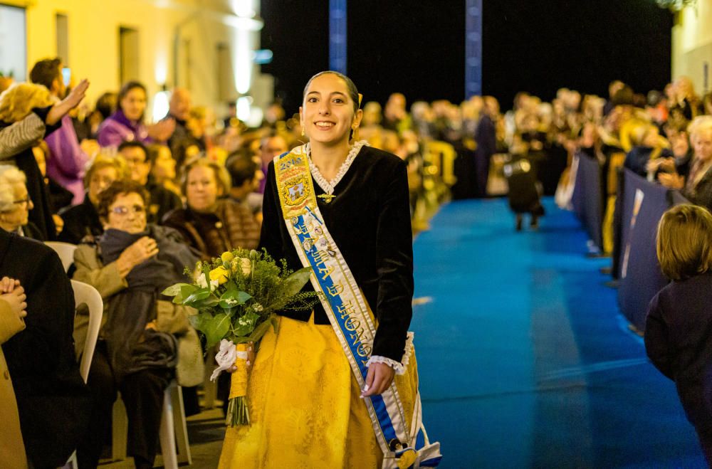 Los festeros de Benidorm homenajean a su patrona en la Ofrenda de Flores