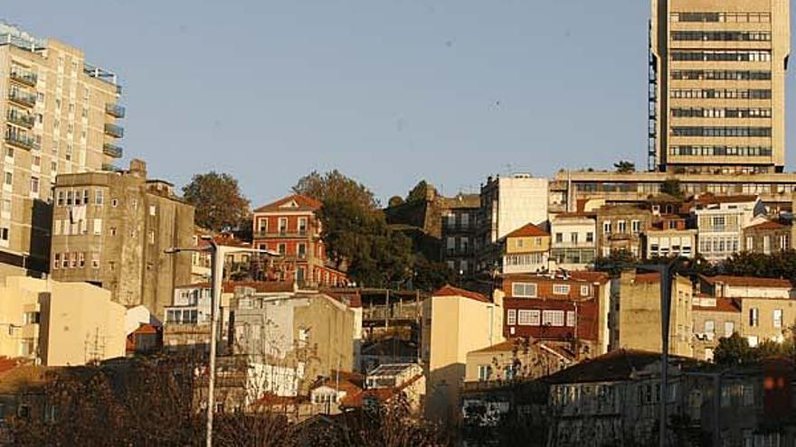 Vista aerea del barrio de o berbes sobre el que se proyecta la conexion transversal del casco vello