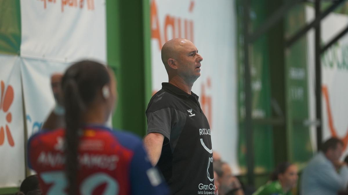 Carlos Herrera dirigiendo al Rocasa Gran Canaria.